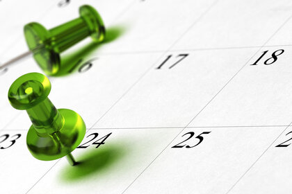 Foto: Ein Kalenderblatt mit den Daten 23 bis 26. Zwei grüne Reißzwecken sind auf den Tagen 24 und 25 platziert.