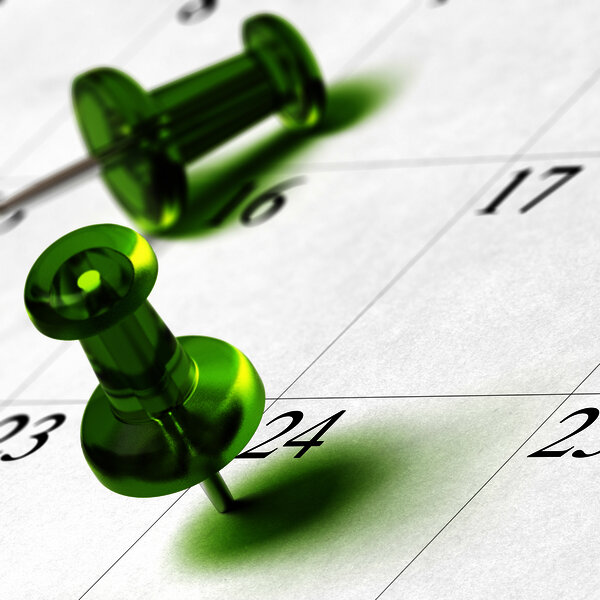 Foto: Ein Kalenderblatt mit den Daten 23 bis 26. Zwei grüne Reißzwecken sind auf den Tagen 24 und 25 platziert.