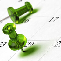 Foto: Ein Kalenderblatt mit den Daten 23 bis 26. Zwei grüne Reißzwecken sind auf den Tagen 24 und 25 platziert.