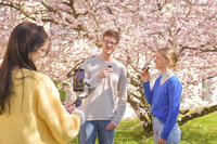 Studierende nehmen ein Video mit einem Gimbal und Funkmikrofonen auf.